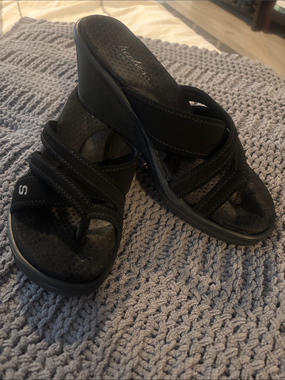Skechers Black Slip-On Wedge strapy Sandals with Toe Loop